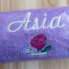 Ręcznik z haftowaną róża, kwiatem dla kobiety