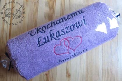 Ręcznik z haftem: Ukochanemu Łukaszowi Żona Kasia - WRZOSOWY 70x140 cm